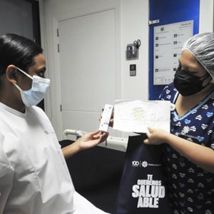 Cuidados del catéter venoso central de inserción periférica (PICC).