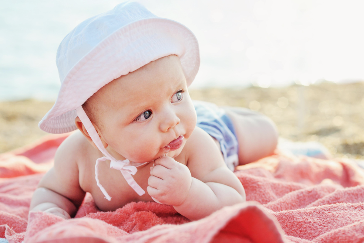 Los bebés menores de seis meses no deben estar al sol